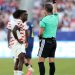Raphael Claus mostra cartão vermelho ao jogador do Estados Unidos Folarin Balogun — Foto: Charlotte Wilson / GETTY IMAGES NORTH AMERICA / Getty Images via AFP