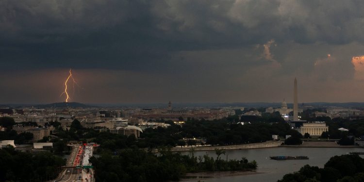 Condições climáticas extremas atrapalham celebrações dos 250 anos da independência dos EUA e atrasam discurso de Trump