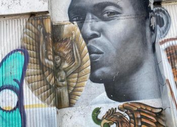 Pintura de Pelé comemorando o título da Copa de 1970 no entorno do Azteca — Foto: Reprodução/Instagram/@ashley_gm