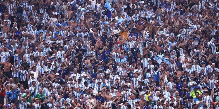 Copa tem estádios cheios, apesar dos preços