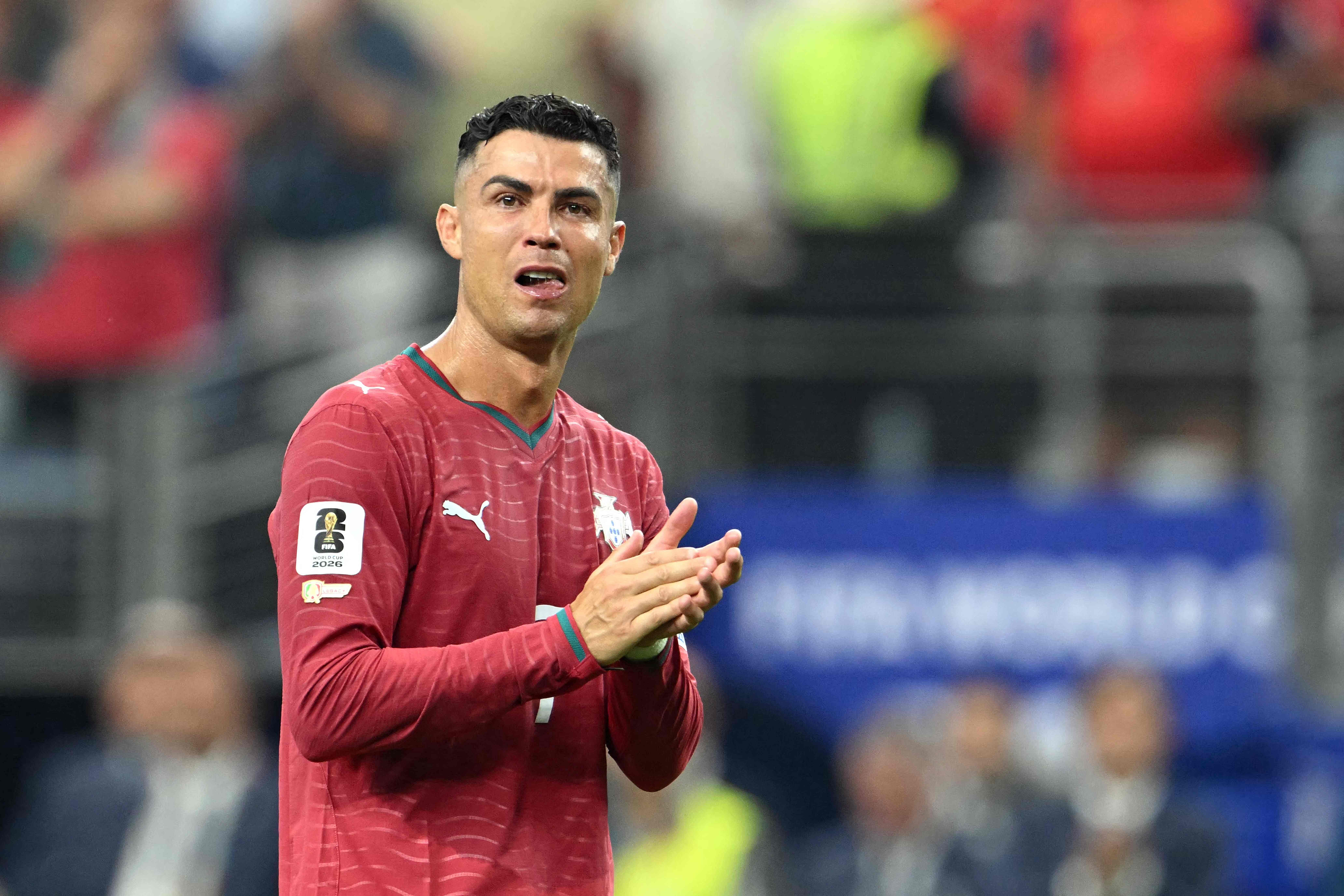 Cristiano Ronaldo desembarca em Portugal e deixa aeroporto em jatinho particular após eliminação na Copa; veja vídeo