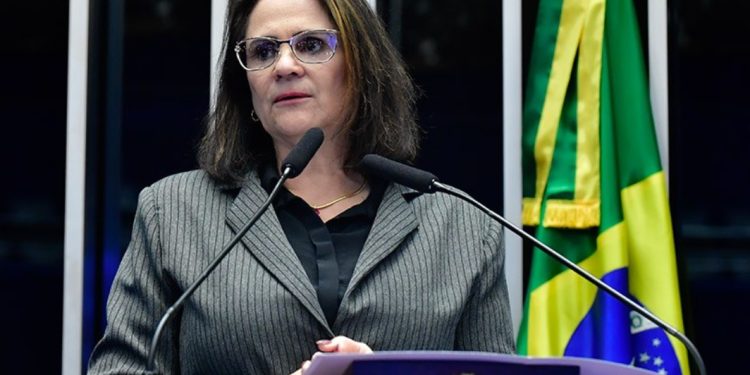 Damares revela ameaças após ataques nas redes: ‘Disseram que vão matar minha filha’