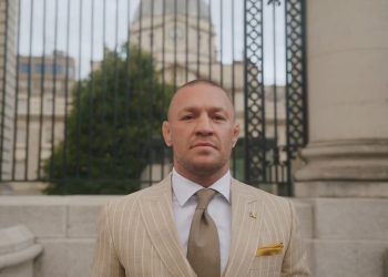 Dana White atualiza lesão de McGregor: ‘O joelho dele está destruído’
