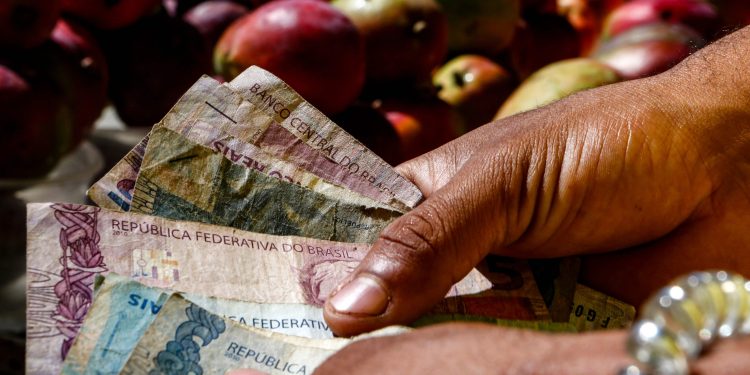 Datafolha: maioria prefere pagar menos impostos e diz que depender menos do governo melhora a vida