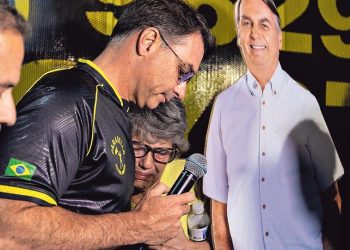Decisão de Moraes desafia campanha de Flávio ao cortar 'linha direta' com Bolsonaro