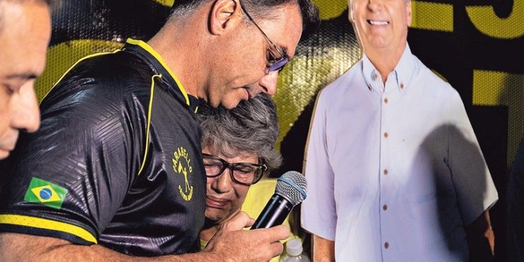 Decisão de Moraes desafia campanha de Flávio ao cortar 'linha direta' com Bolsonaro