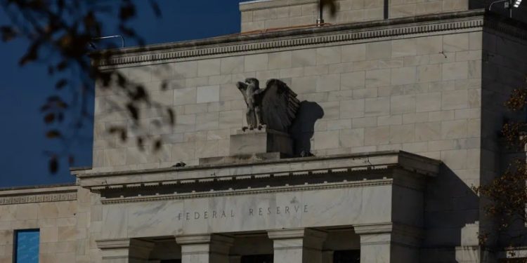 Decisão do Fed não altera rumo da Selic, mas aponta para convergência mais lenta da inflação, avalia economista