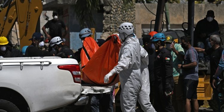 Depois dos terremotos, venezuelanos no exterior buscam familiares por chat e velam seus mortos por streaming