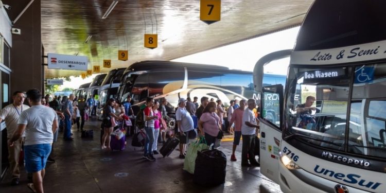 Deputado do PL quer revogar rota obrigatória de ônibus para fiscalização da Receita em Foz do Iguaçu