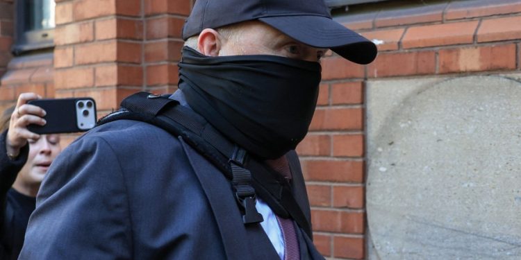Diretor de funerária vai a julgamento por armazenar corpos e entregar cinzas de desconhecidos na Inglaterra