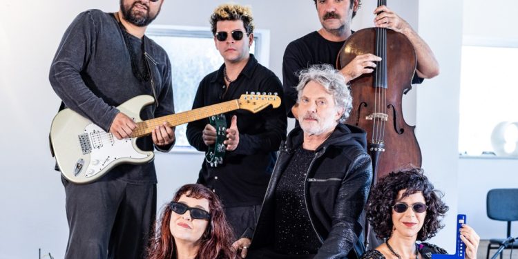 Elenco e banda da comédia musical "Apocalip-se", em cartaz no Teatro Poeira — Foto: Divulgação/Nil Caniné