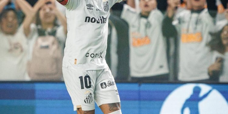 Dois gols, terceiro cartão amarelo, comemoração com poker: Neymar rouba a cena em empate entre Santos e Chapecoense
