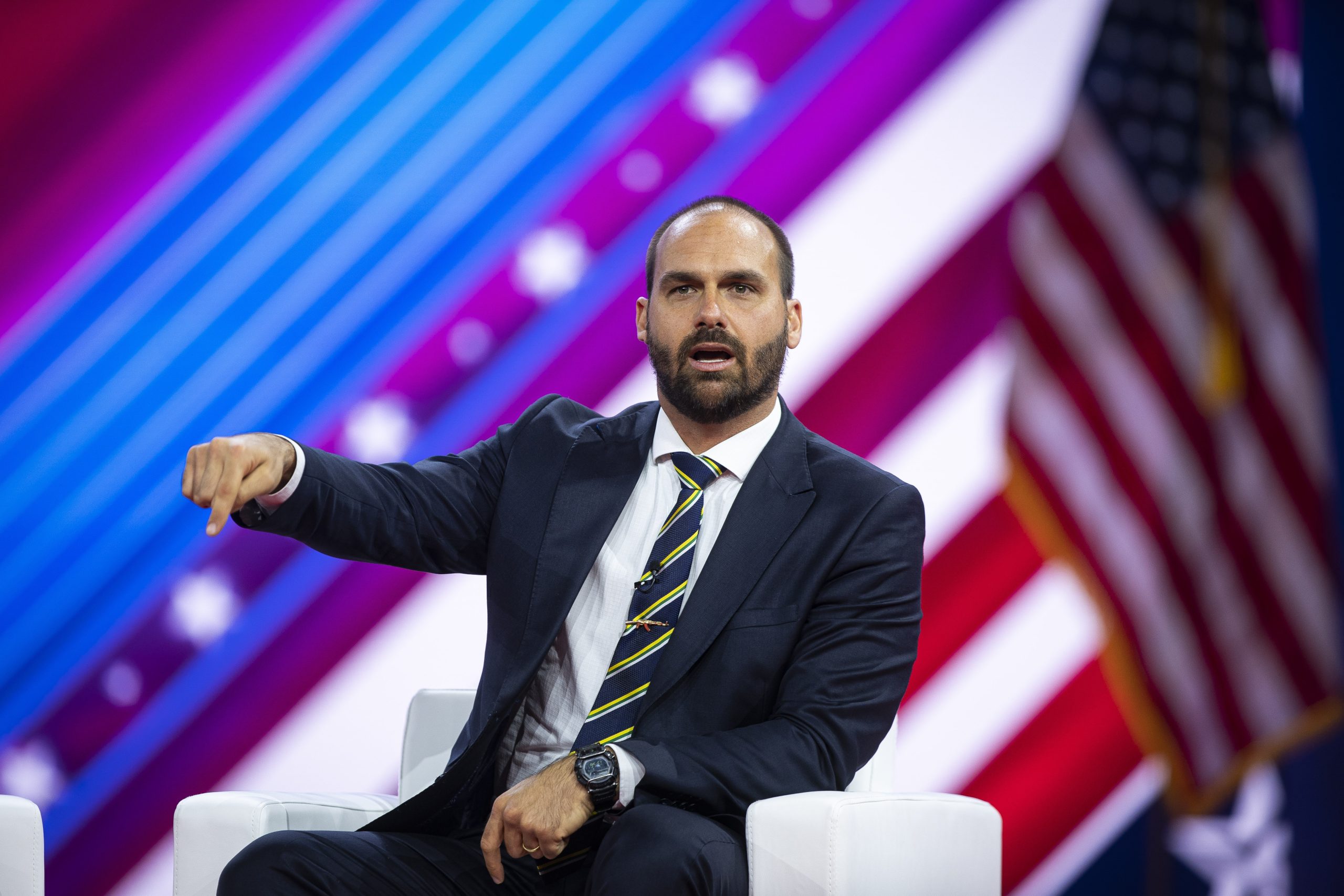 Eduardo Bolsonaro recebe Green Card do governo Trump