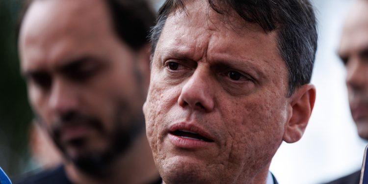 Em SP, Tarcísio afirma que confia nas urnas e Flávio precisa abandonar 'discussão que não leva a lugar nenhum'