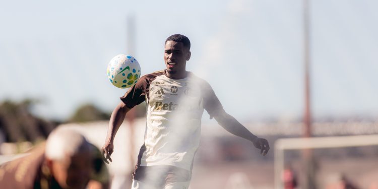 Em alta no Flamengo, Evertton Araújo é alvo de sondagens de clubes europeus para próxima janela