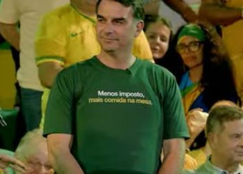 Em carta lida por Flávio, Bolsonaro reforça apoio ao filho: 'Momento de deixar de lado as diferenças'