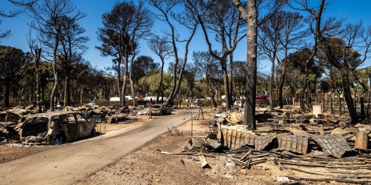 Sestroços e carros carbonizados no camping 'Le Brasilia', um dia após um incêndio ter começado em Canet-en-Roussillon, no sul da França, em 3 de julho de 2026 — Foto: JEAN-CHRISTOPHE MILHET / AFP