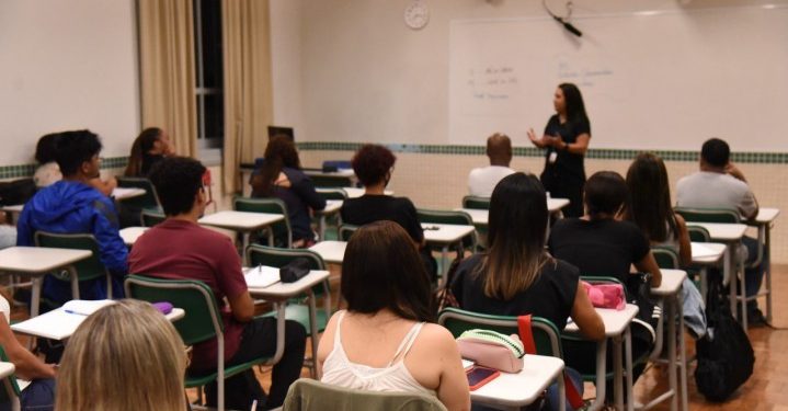 Ensino para jovens e adultos exige mais empenho das autoridades