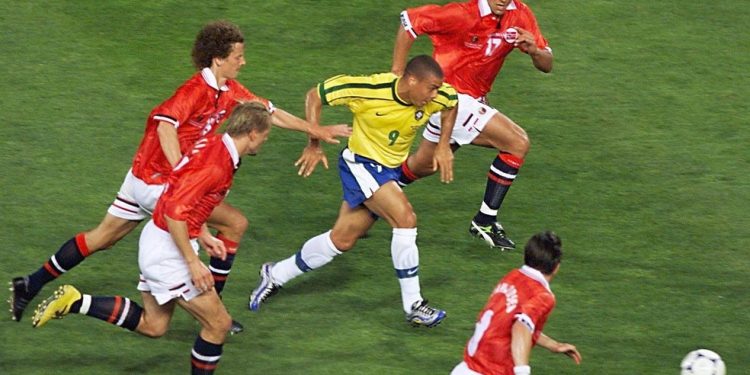 Brasil x Noruega na Copa do Mundo de 1998 — Foto: AFP PHOTO GEORGES GOBET
