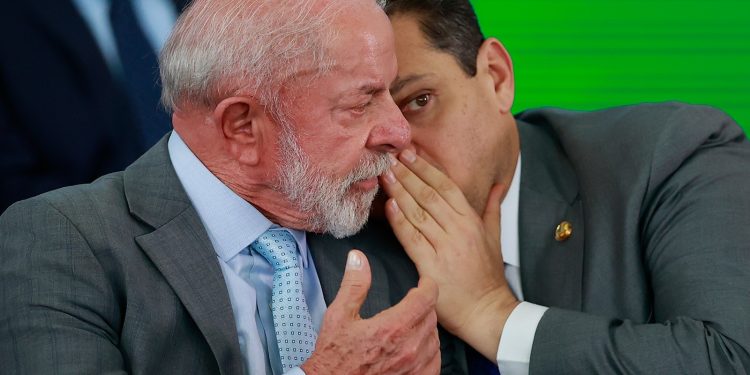 Entorno de Lula já trabalha com possibilidade de votação da PEC 6x1 ficar para depois da eleição