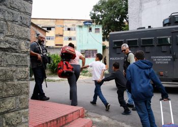 Entre fuzis e blindados, crianças cruzam cerco policial após agente levar tiro na cabeça no Muquiço