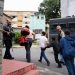 Entre fuzis e blindados, crianças cruzam cerco policial após agente levar tiro na cabeça no Muquiço