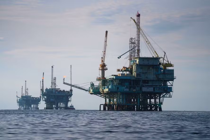 Escalada do conflito e falas de Trump fazem petróleo disparar, com alta de 9%
