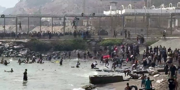 Espanha enviará soldados para reforçar a segurança em Ceuta após entrada em massa de migrantes do Marrocos