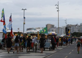 Facções cobram até R$ 300 por dia de ambulantes nas praias do Rio; faturamento com 'logística criminosa' chega a R$ 100 milhões