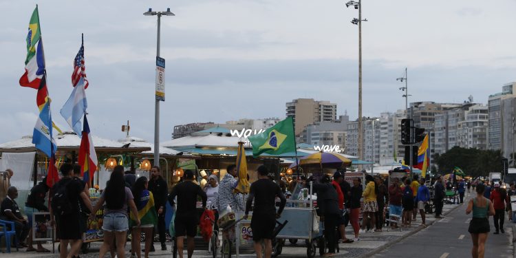 Facções cobram até R$ 300 por dia de ambulantes nas praias do Rio; faturamento com 'logística criminosa' chega a R$ 100 milhões