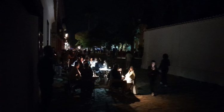 Faz escuro, mas eu leio: falta luz em Paraty durante a Flip