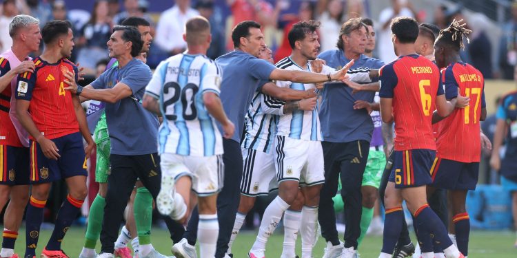 Fifa abre processos contra Gavi e argentinos por confusão na final da Copa do Mundo; entenda