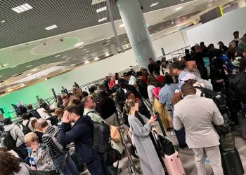 Filas em aeroportos fazem União Europeia rever controle de fronteiras