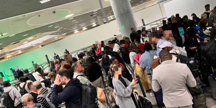 Filas em aeroportos fazem União Europeia rever controle de fronteiras