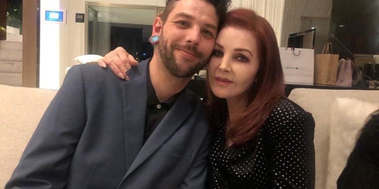 Filho de Priscilla Presley com produtor brasileiro lança vaquinha para vender pizza na garagem