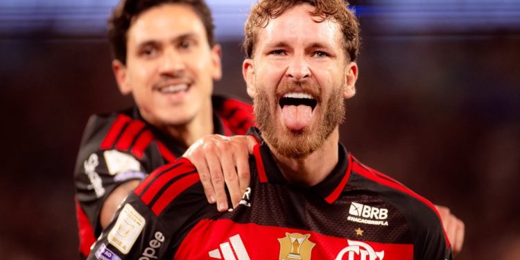 Flamengo recusa proposta do Besiktas por Léo Pereira