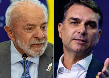 Flávio Bolsonaro desembarca nos EUA e critica Lula: 'Enquanto ele mostra o dedo do meio, vim defender os brasileiros'