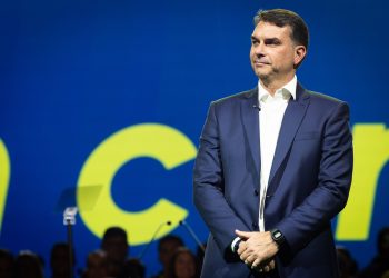 Flávio Bolsonaro deve prestar depoimento à PF em inquérito sobre calúnia contra presidente Lula