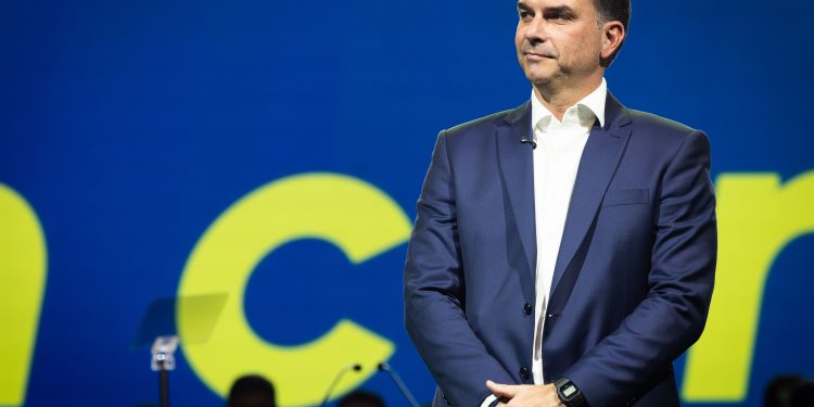 Flávio Bolsonaro deve prestar depoimento à PF em inquérito sobre calúnia contra presidente Lula