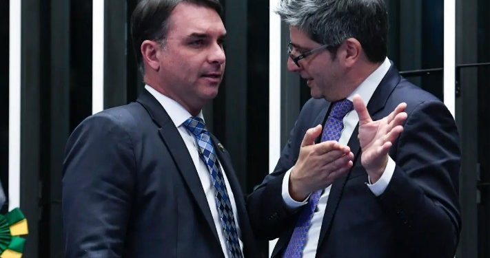 Flávio Bolsonaro escolhe Carlos Portinho como candidato ao Senado pelo PL no Rio