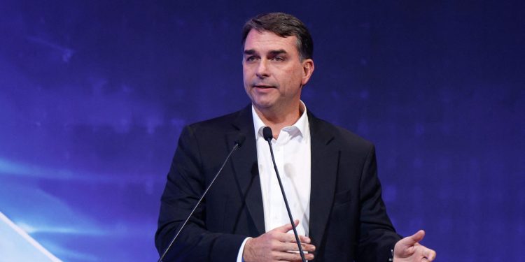 Flávio Bolsonaro leva à Justiça quem está ligando o seu nome ao Comando Vermelho
