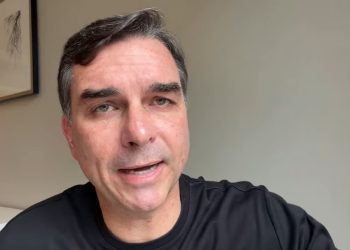 Flávio Bolsonaro propõe criação de zona de livre comércio com os EUA e critica relação de Lula com a China
