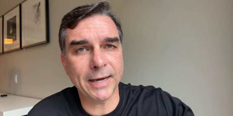 Flávio Bolsonaro propõe criação de zona de livre comércio com os EUA e critica relação de Lula com a China