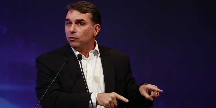 Flávio critica Michelle após novo post nas redes: ‘Está equivocada quando insinua que estive em festa de Vorcaro’