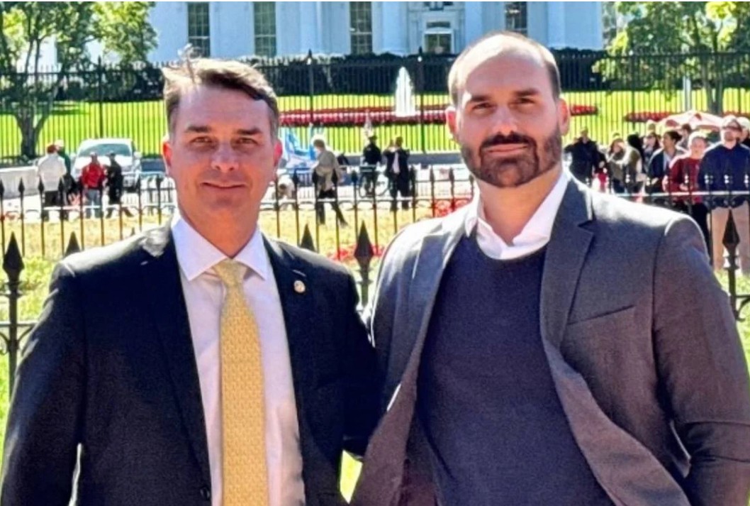 Flávio e Eduardo Bolsonaro chegam juntos em audiência sobre tarifas em Washington