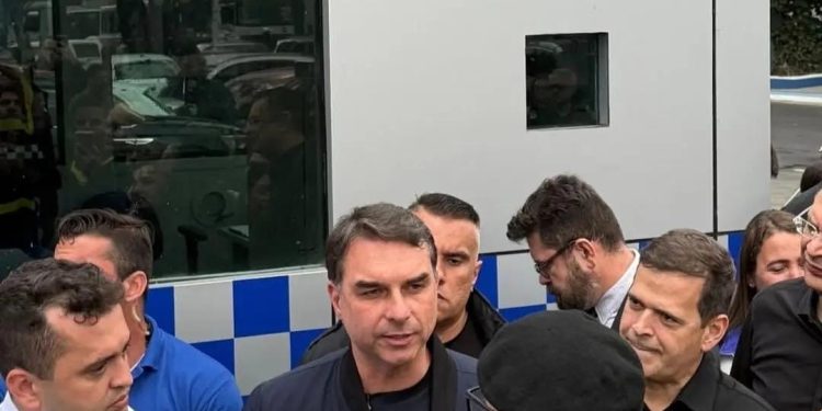 Flávio irrita PL do Rio por agenda com família aliada de Paes enquanto direita aguarda definição sobre Senado