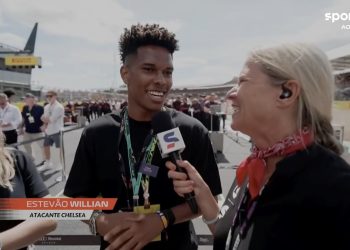 Fora da Copa por lesão, Estevão vai ao GP Silverstone pela 1ª vez e faz aposta para confronto contra Noruega: ‘Hoje é 2 a 0 Brasil’