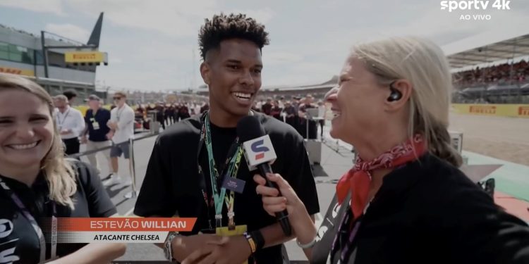 Fora da Copa por lesão, Estevão vai ao GP Silverstone pela 1ª vez e faz aposta para confronto contra Noruega: ‘Hoje é 2 a 0 Brasil’