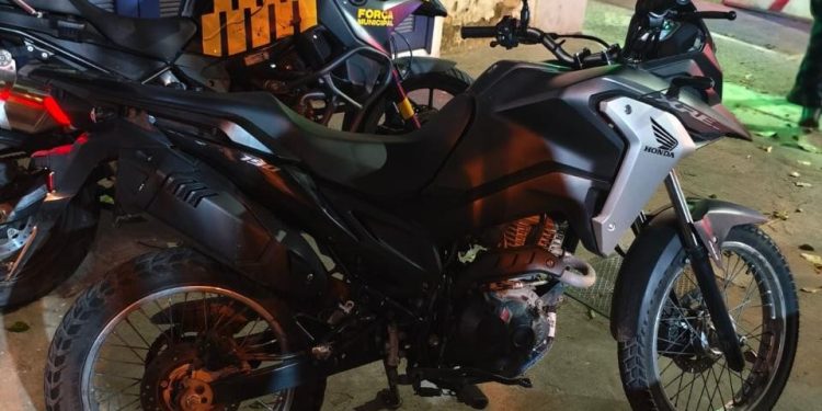 Força Municipal recupera moto furtada e prende três homens em Botafogo