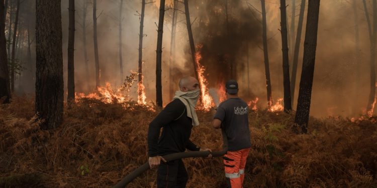 França enfrenta incêndio quatro vezes maior que Paris; Grécia e Turquia também combatem grandes focos